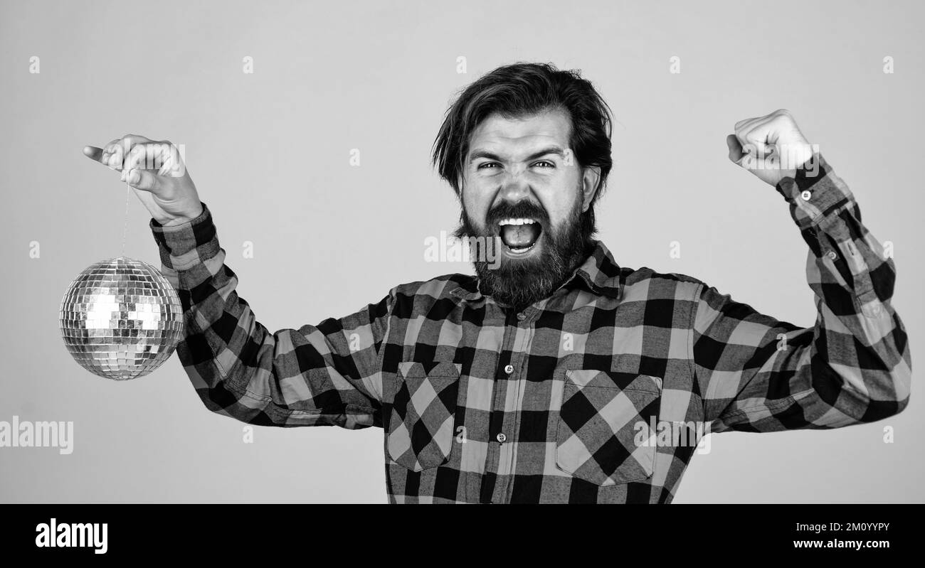 maschio brutale bearded con look elegante tenere disco palla, ballare Foto Stock