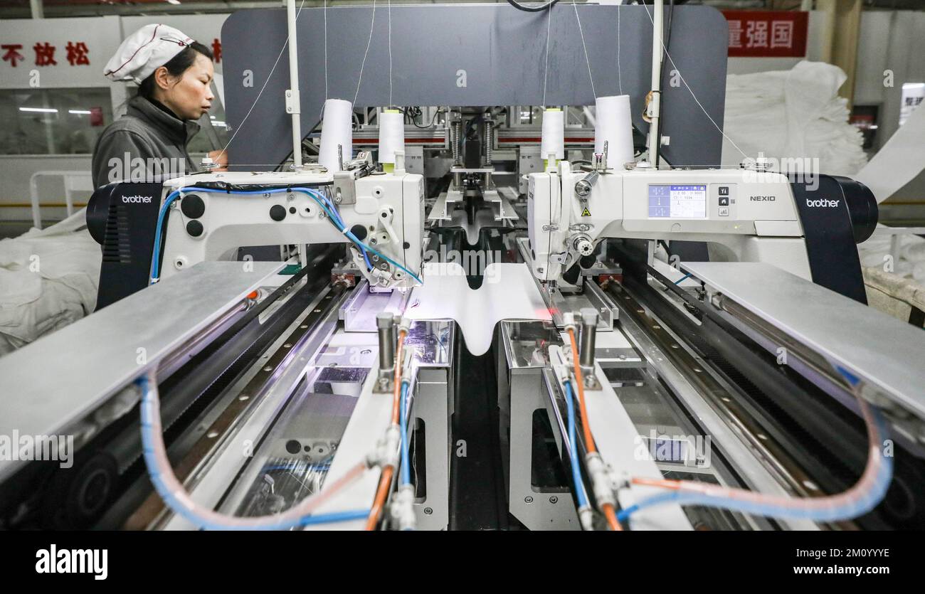 I lavoratori tessili lavorano i prodotti tessili in un workshop del Jiangsu Carnation Textile Technology Group a Huai 'an, provincia di Jiangsu, Cina, 9 dicembre 202 Foto Stock