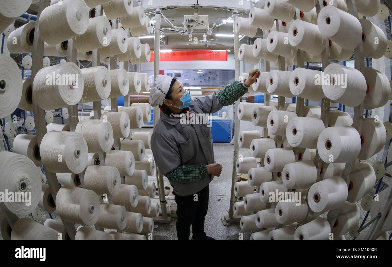 I lavoratori tessili lavorano i prodotti tessili in un workshop del Jiangsu Carnation Textile Technology Group a Huai 'an, provincia di Jiangsu, Cina, 9 dicembre 202 Foto Stock