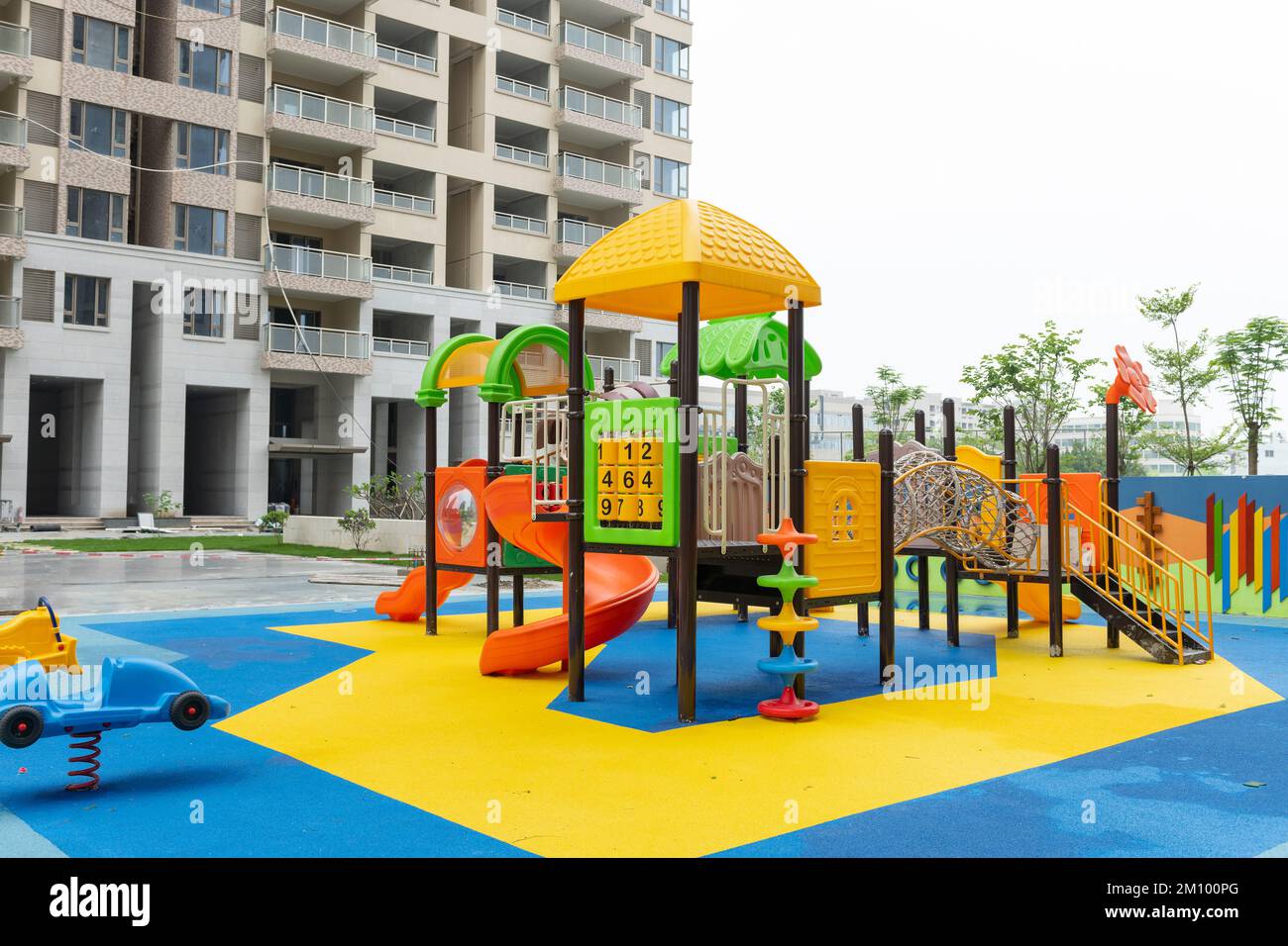 giochi per bambini in edifici residenziali nel pomeriggio Foto Stock