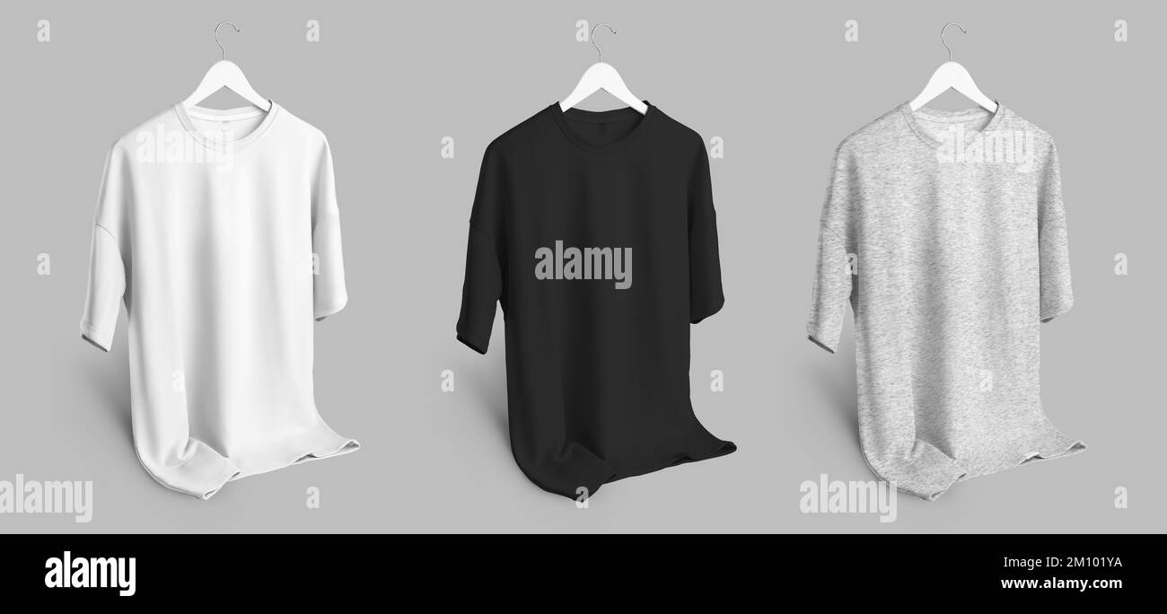 Mockup di bianco, nero, heather oversize t-shirt, abiti su appendiabiti di legno con rughe, vista frontale, isolato su sfondo. Modello da indossare per desi Foto Stock