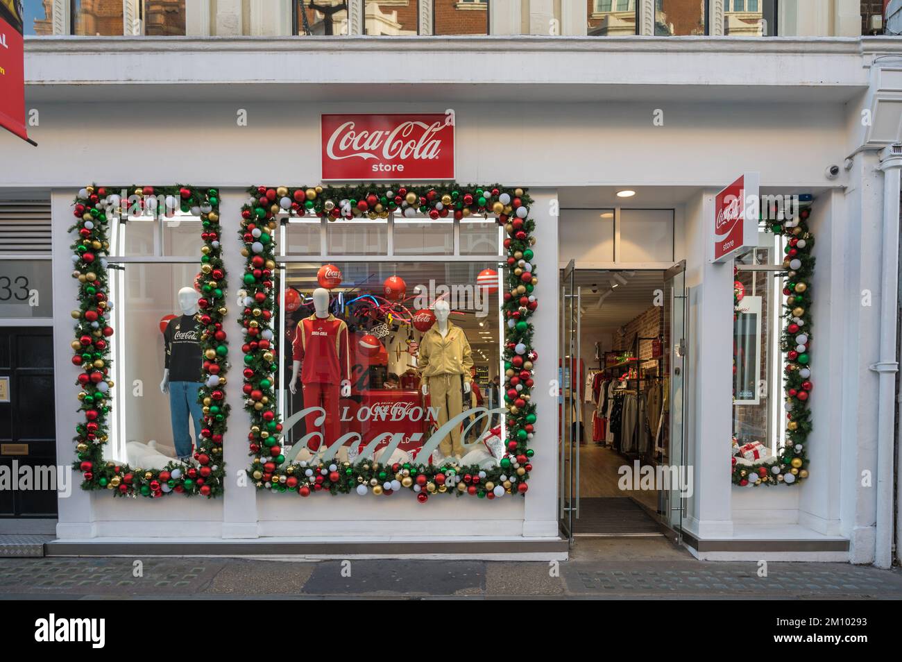 Negozio del negozio Coca Cola con decorazioni natalizie. Covent Garden, Londra, Inghilterra, Regno Unito Foto Stock
