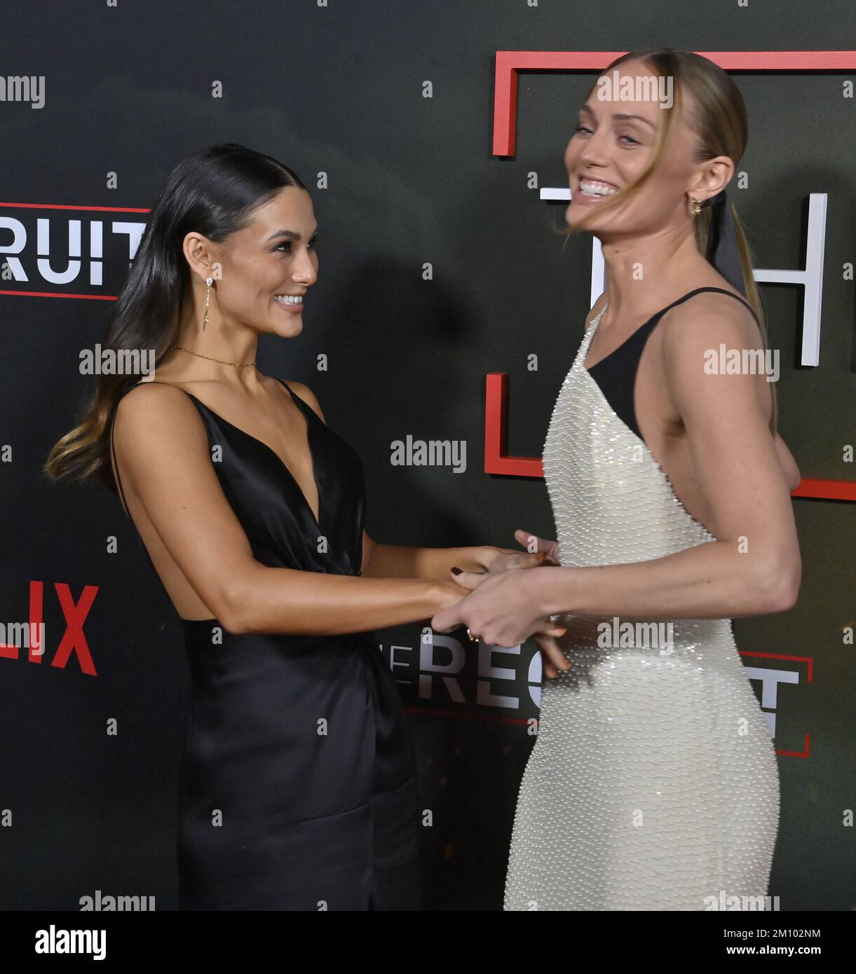 Los Angeles, Stati Uniti. 08th Dec, 2022. I membri del cast Fivel Stewart (L) e Laura Haddock partecipano alla prima serie televisiva di Netflix 'The Recruit' presso l'AMC Grove di Los Angeles giovedì 8 dicembre 2022. Storia: Segue un avvocato della CIA che si impiglierà in una pericolosa politica di potere internazionale quando un ex bene minaccia di esporre la natura del suo rapporto a lungo termine con l’agenzia. Foto di Jim Ruymen/UPI Credit: UPI/Alamy Live News Foto Stock
