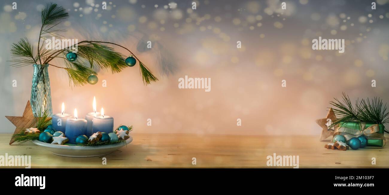 Candele blu Avvento, decorazione natalizia, stelle in legno e vaso con rami di pino, sfondo con bokeh innevato, formato panoramico con spazio copia, Foto Stock