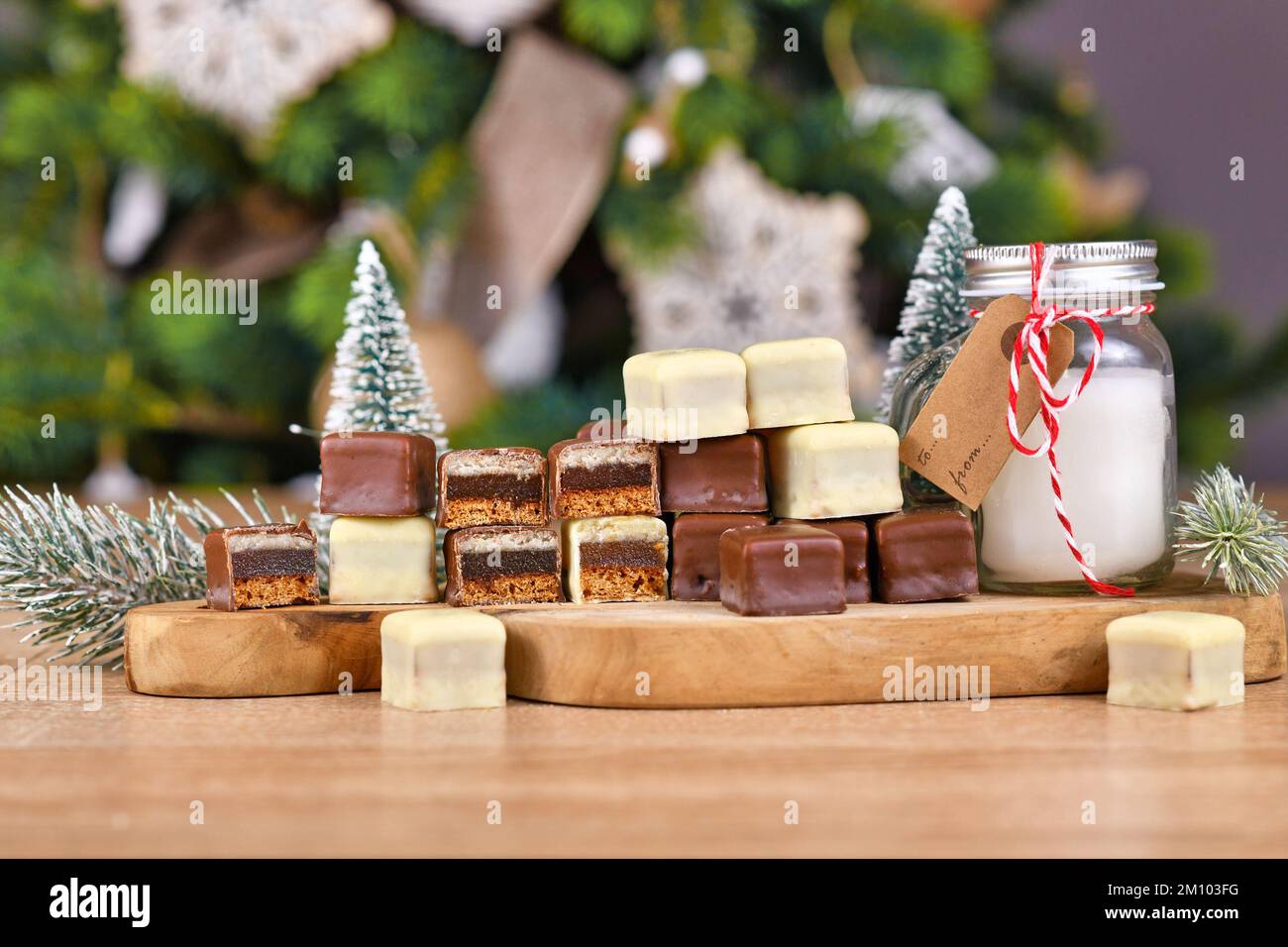 Dolci tradizionali tedeschi chiamati 'Dominosteine'. Caramella di Natale composta da pan di zenzero, gelatina e strati di marzapane ricoperti di cho marrone e bianco Foto Stock