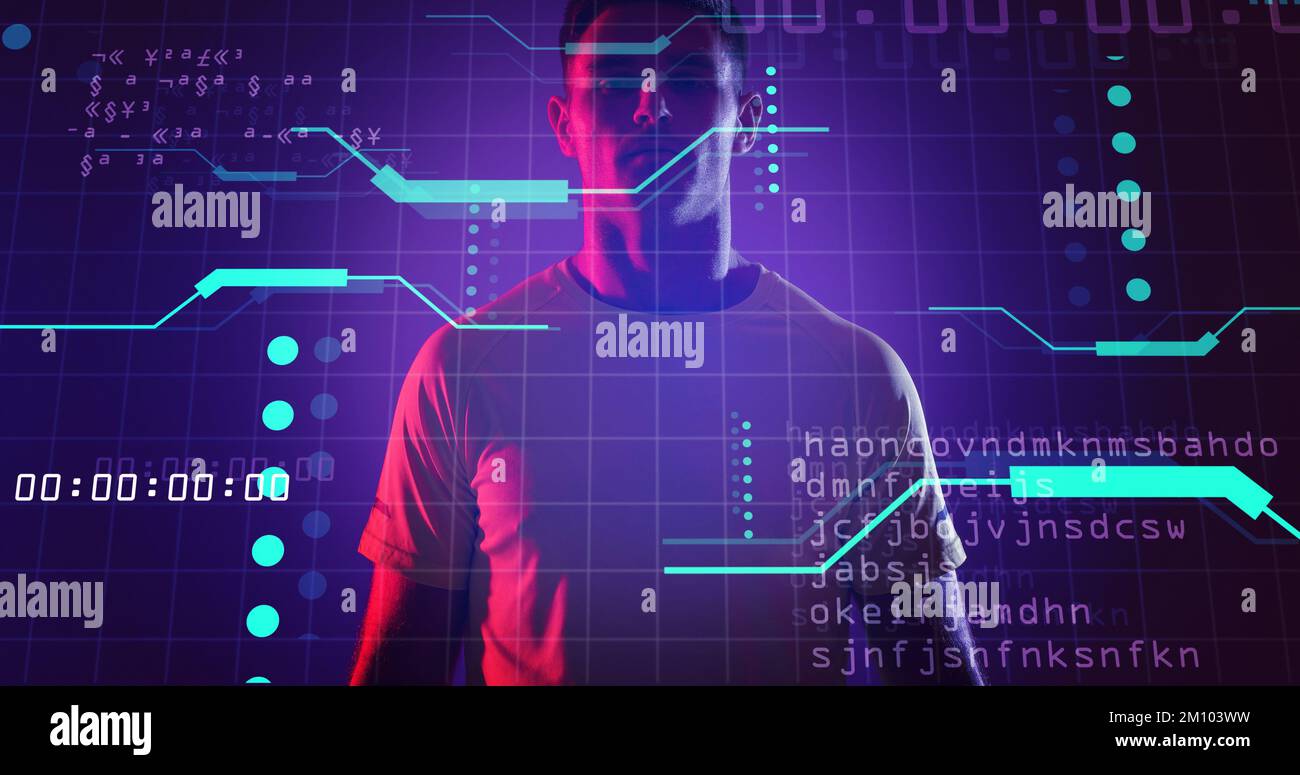 Giovane sportivo caucasico con disegno di circuito al neon computer in background, copia spazio. Computer graphic, digital composite, design, atleta, connectio Foto Stock
