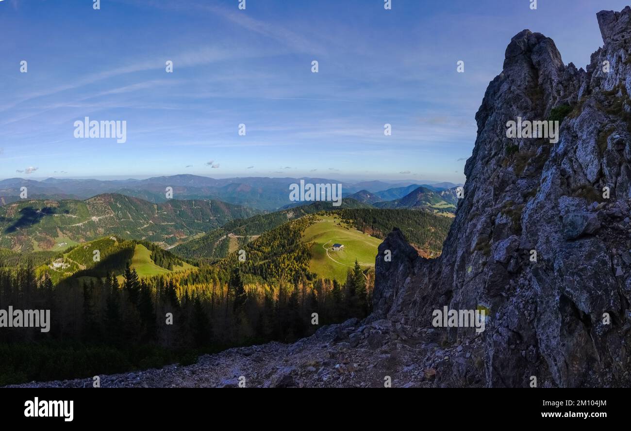 splendida vista su un prato verde con una casa durante le escursioni su una vista panoramica di alta montagna Foto Stock