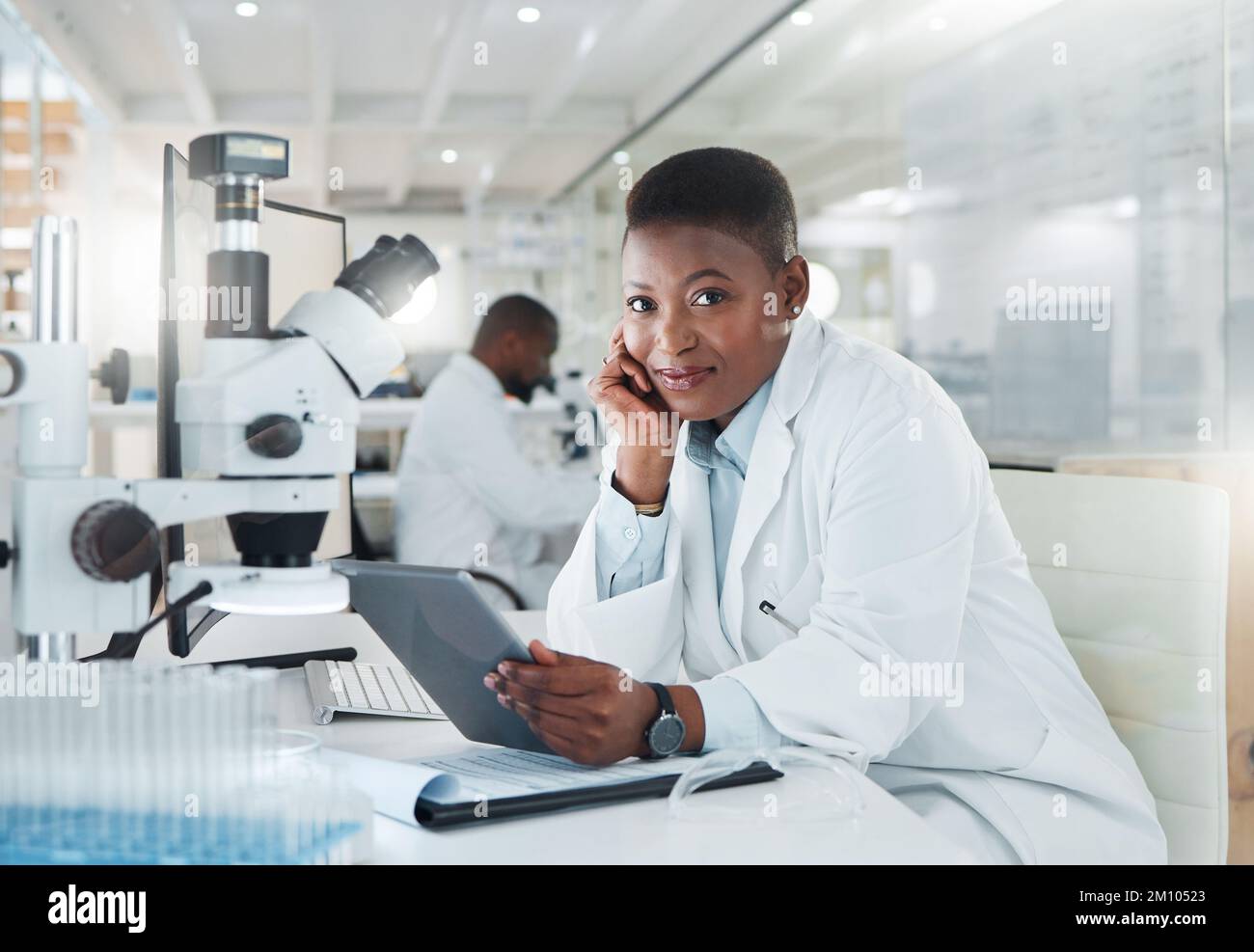 Cambiare il mondo un esperimento alla volta. un giovane scienziato che usa un tablet digitale mentre lavora in laboratorio. Foto Stock