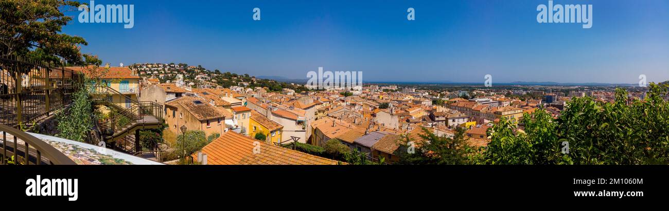 Vista panoramica ad alta angolazione su Hyères da sopra la vieux Lavoire in una giornata di sole Foto Stock