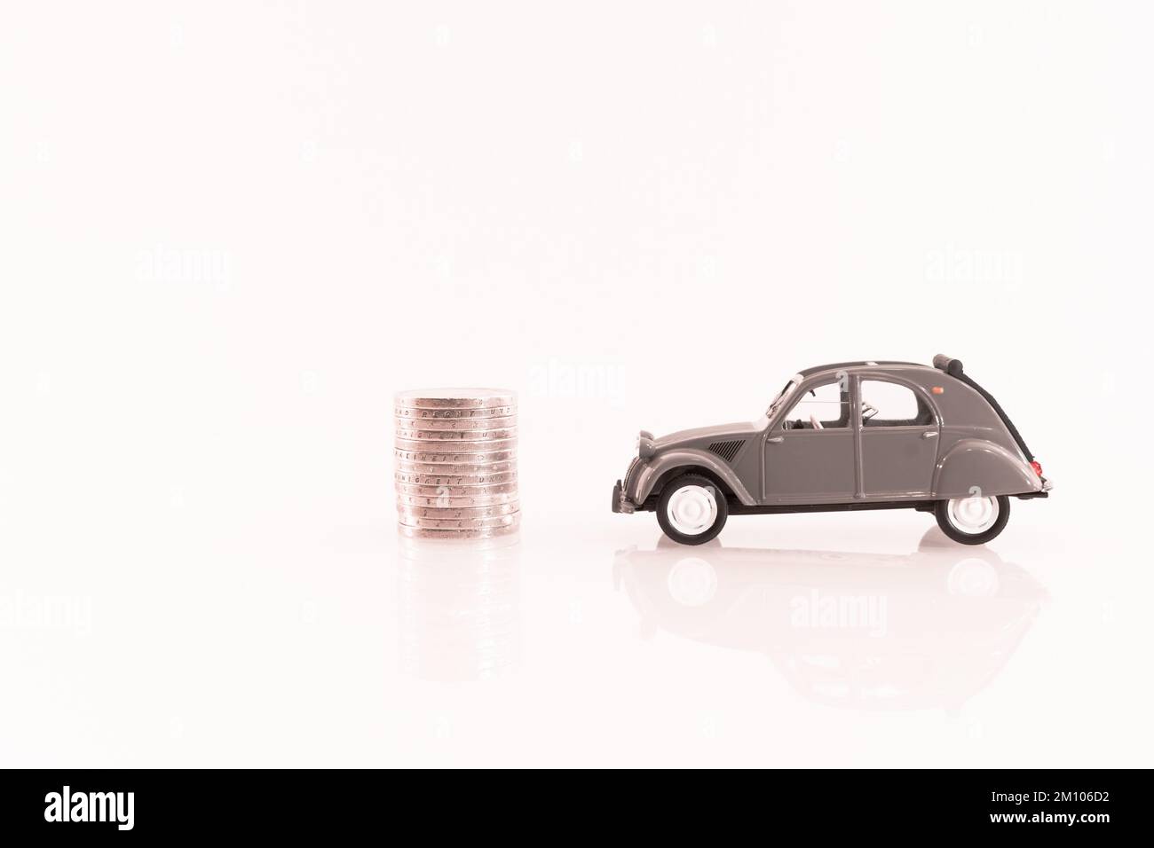 Veicolo in miniatura Citroen 2CV d'epoca in metallo. Foto Stock