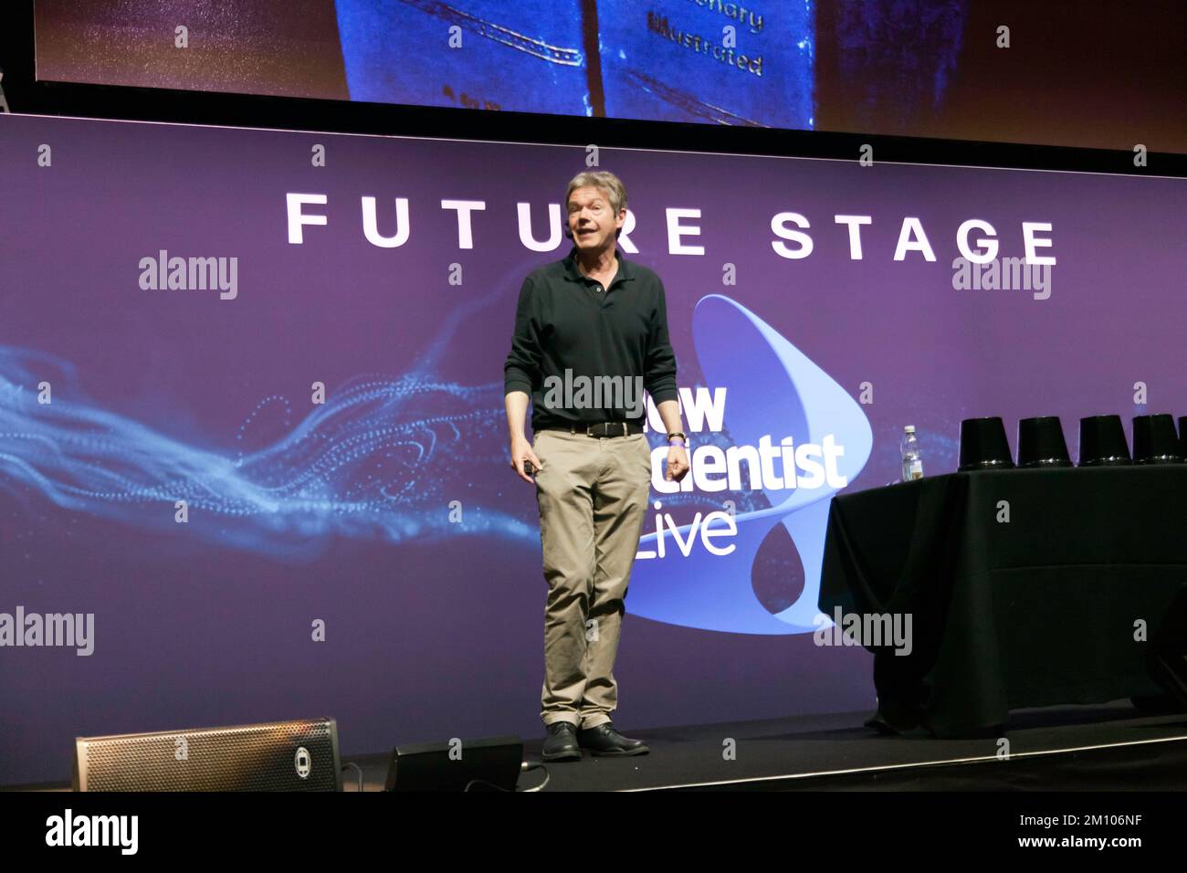 Rob Eastaway dando la sua conversazione ''non mi aspettavo che! - When math's meets psicology', on the Future Stage, at New Scientist Live 2022 Foto Stock