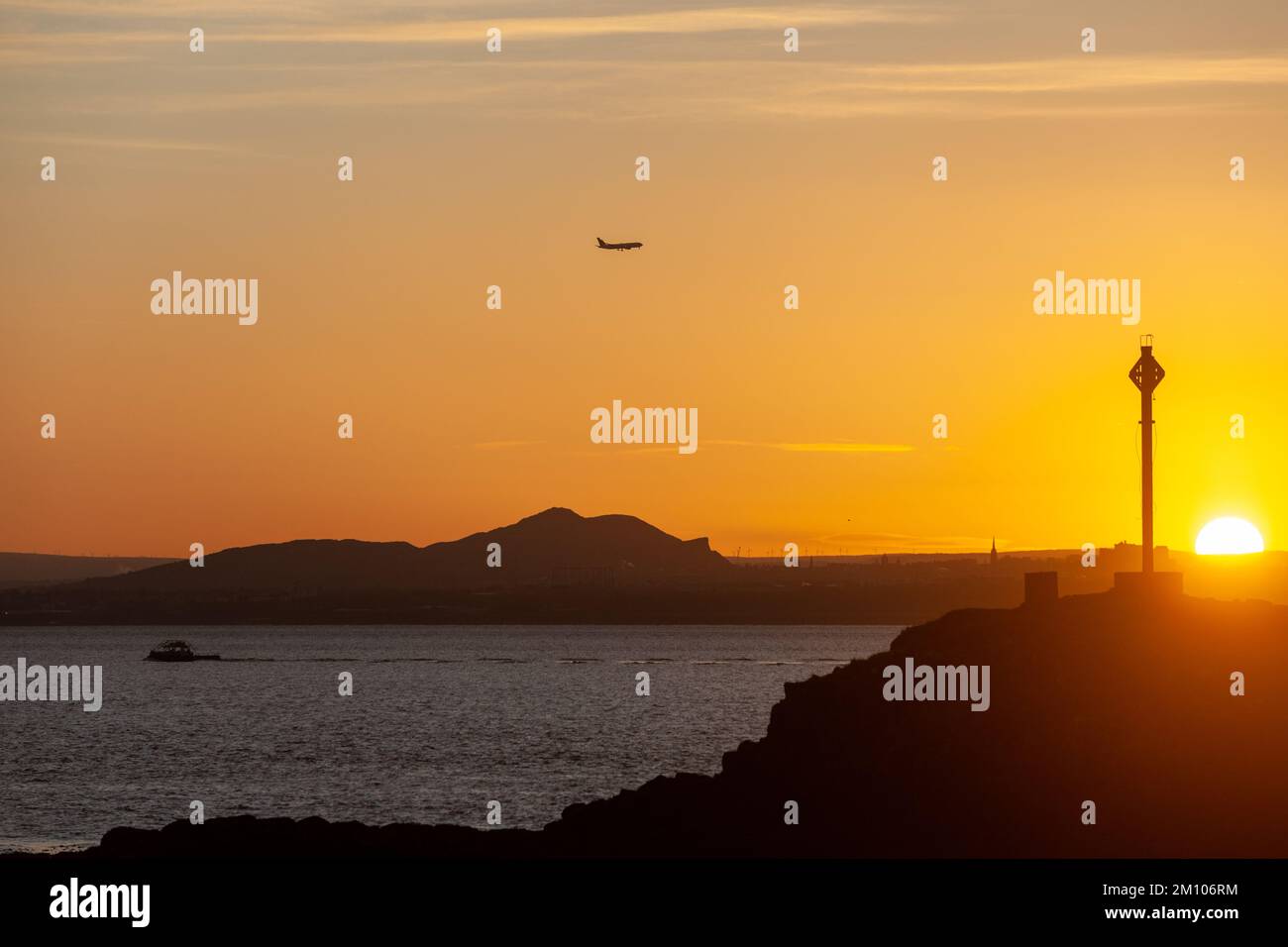 Dalgety Bay, Fife, Scozia. 09 dicembre 2022. Una giornata fredda in Scozia scaldata da un bellissimo tramonto sulla Arthur’s Seat di Edimburgo e su Downing Point a Dalgety Bay. © Richard Newton / Alamy Live News Foto Stock