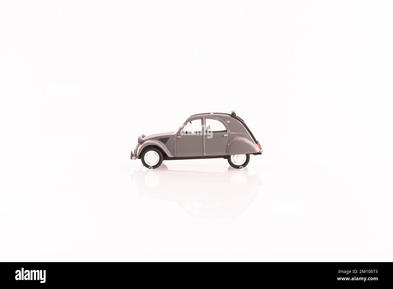Veicolo in miniatura Citroen 2CV d'epoca in metallo. Foto Stock
