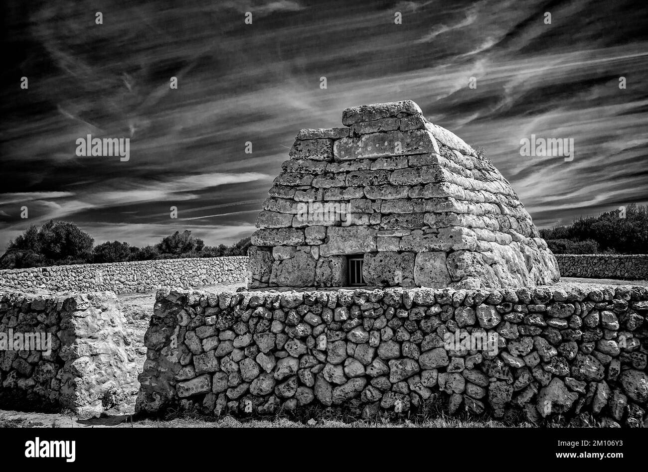 NAVETA di es Tudons, tomba a camera megalitica a Minorca, Isole Baleari, Spagna Foto Stock