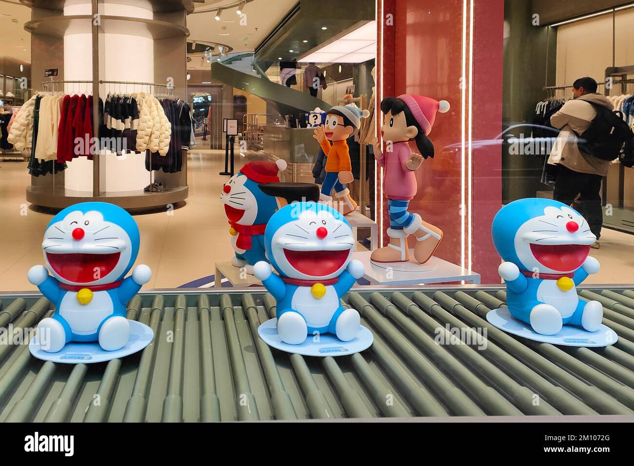 I principali personaggi del manga giapponese e della serie animata Doraemon  si trovavano davanti alla porta "Anywhere Door" all'ingresso di un negozio  di abbigliamento sulla Middle Huaihai Road a Shanghai, Cina, il