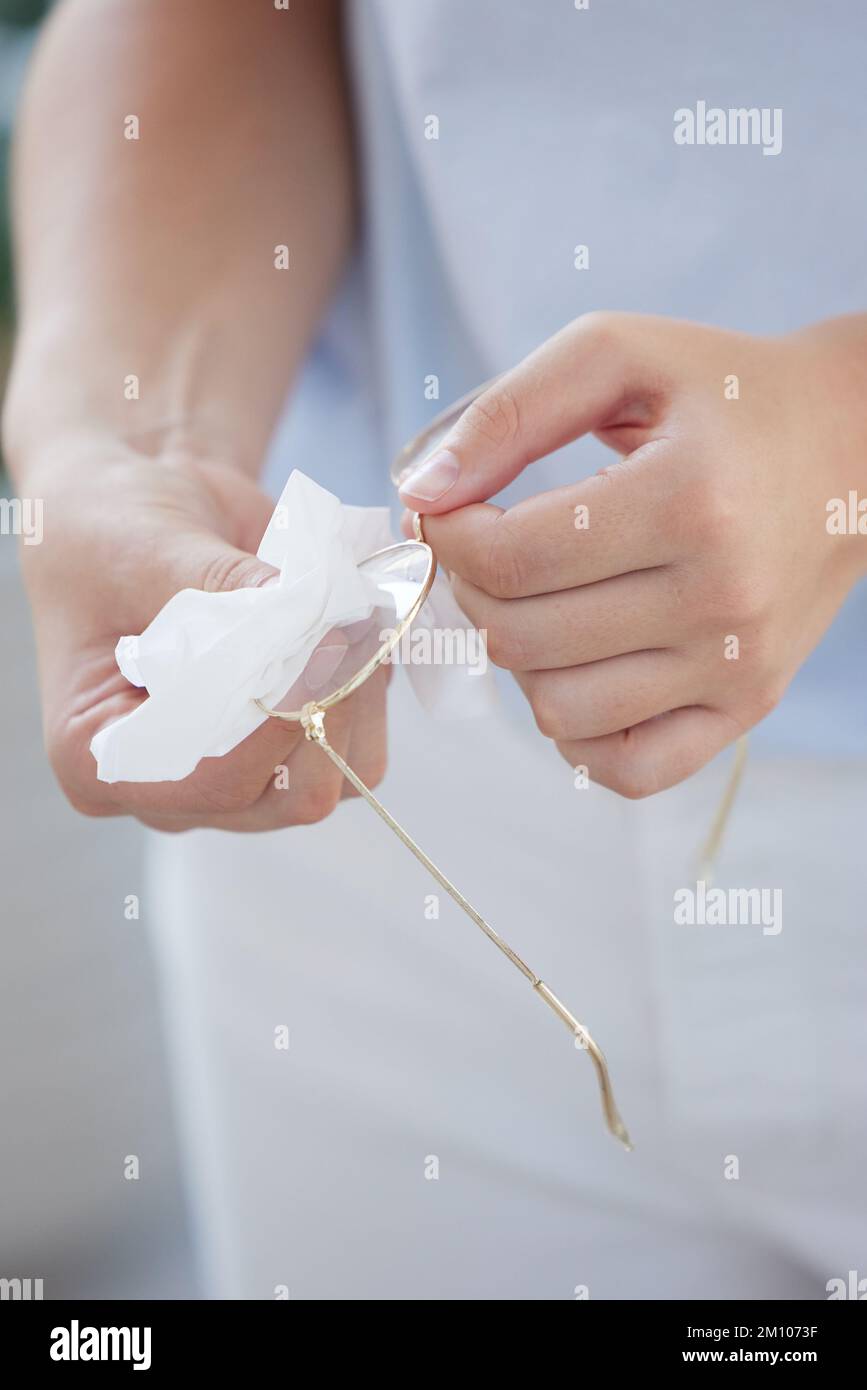 Donna, mani o tessuti per la pulizia di occhiali in clinica optometria, assistenza oftalmologia o negozio di moda al dettaglio. Zoom, ottico o panno di pulizia sulla vista Foto Stock