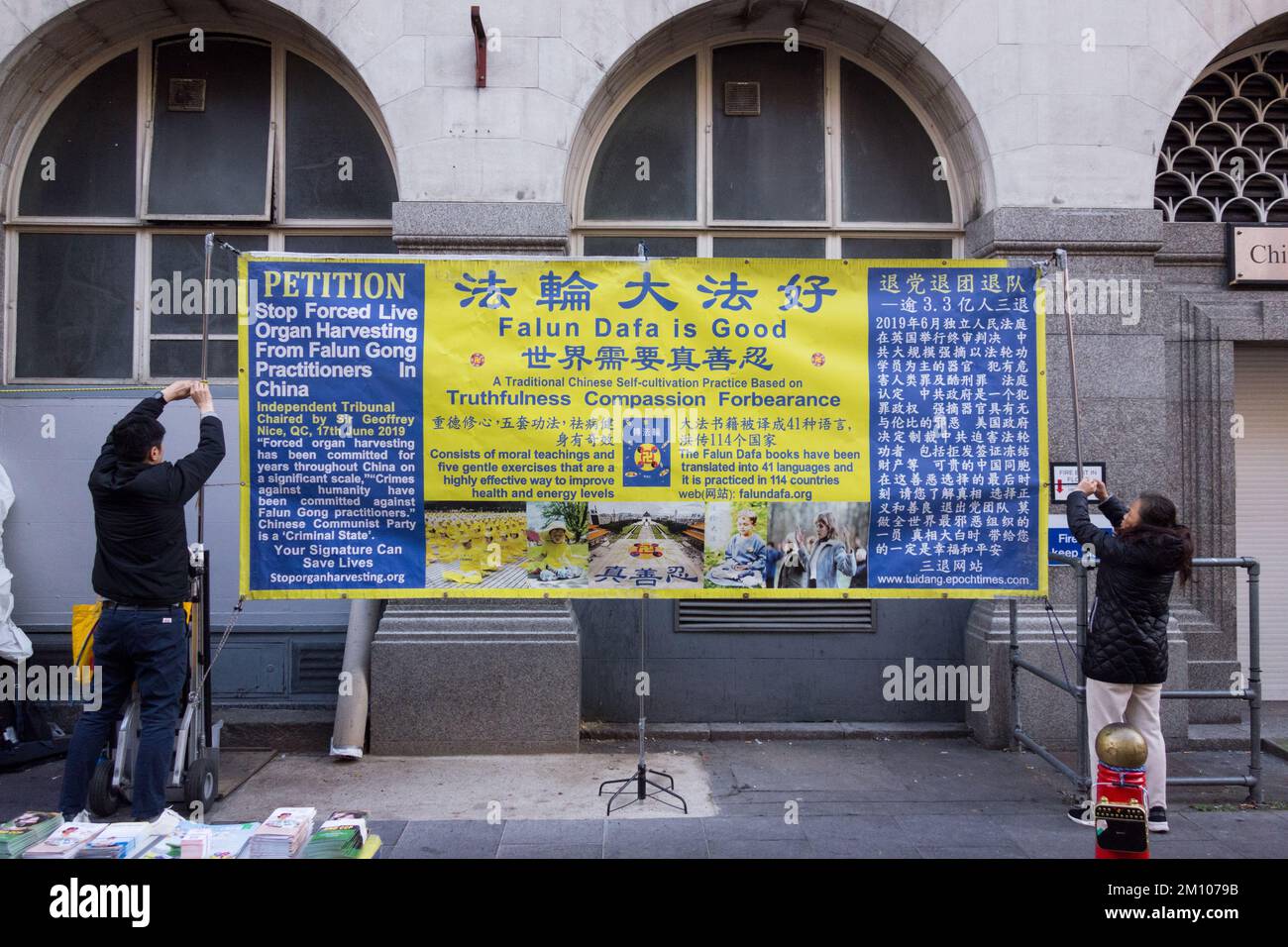 Falun Dafa protesta banner a Chinatown per fermare la raccolta forzata di organi dal vivo in Cina Foto Stock