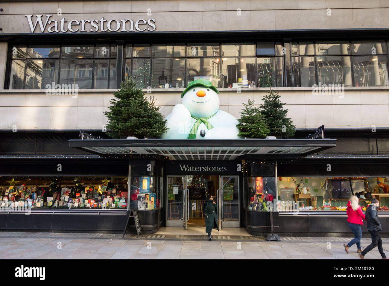 Raymond Briggs' pupazzo di neve fuori Waterstones flagship store su Piccadilly, Londra, Regno Unito Foto Stock