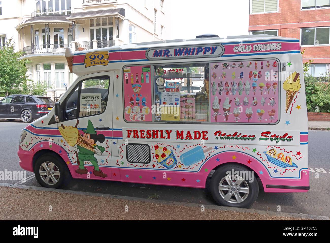 Rosa, MR Whippy Ice Cream Van, 99 fiocchi, bevande fredde, stile italiano appena fatto in Regents Park, North London, Inghilterra, UK, NW1 Foto Stock