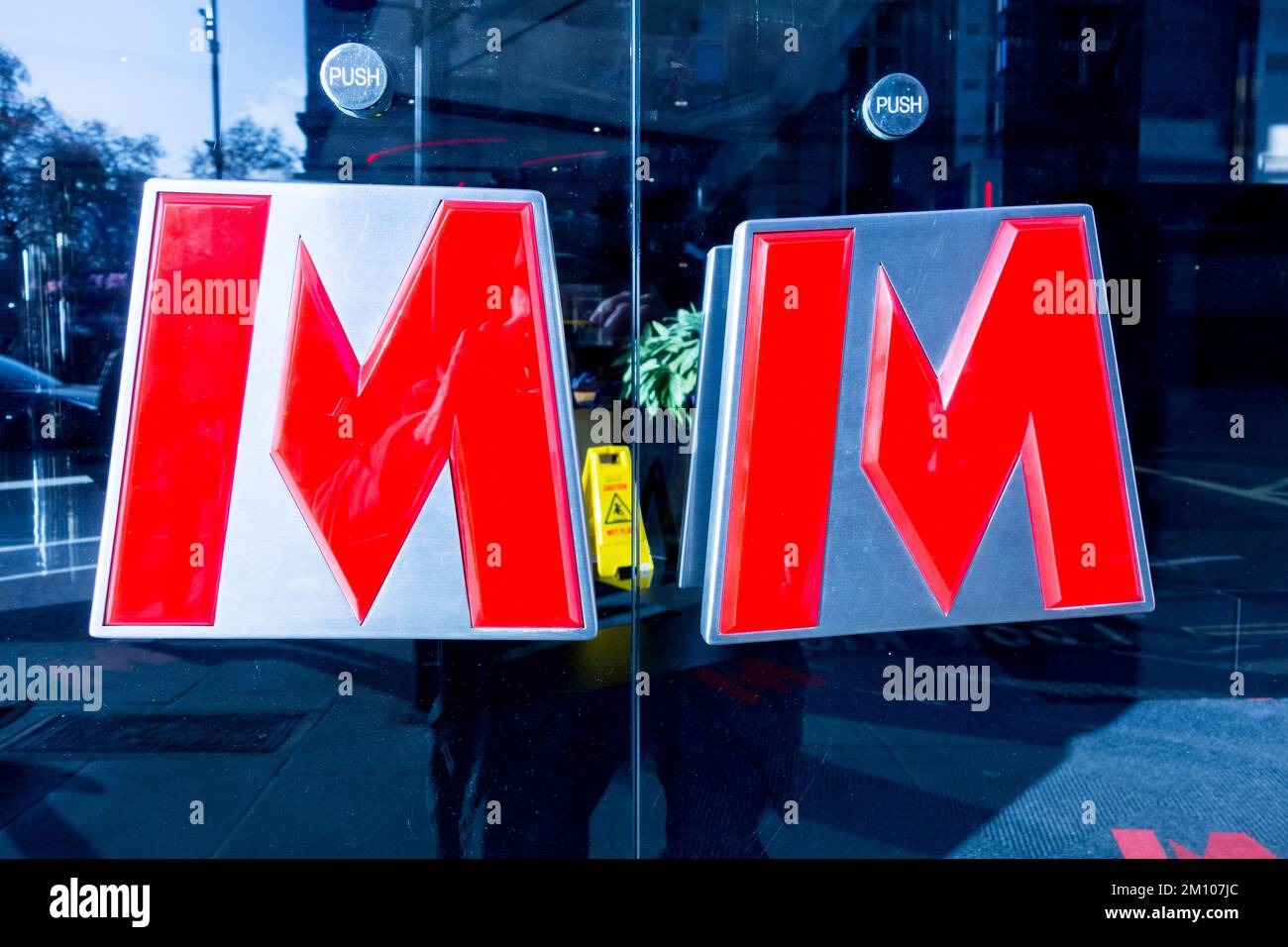 Due maniglie delle porte, grandi, rosse, della Metro Bank, Londra, Inghilterra, Regno Unito Foto Stock