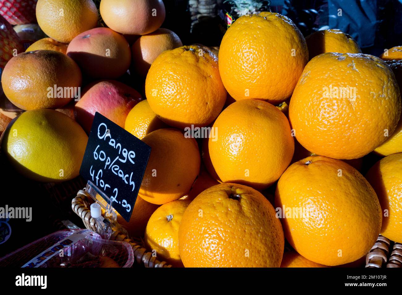 Primo piano degli arance in mostra all'esterno di un negozio di fruttivendolo a Londra, Inghilterra, Regno Unito Foto Stock
