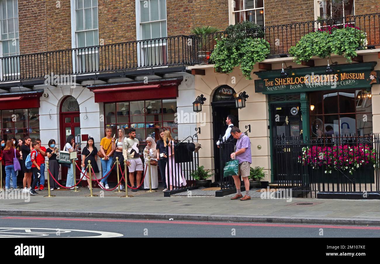 Coda di turisti al museo Sherlock Holmes, 221b Baker St London, Inghilterra, Regno Unito, NW1 6XE - Consulenza Detective Foto Stock