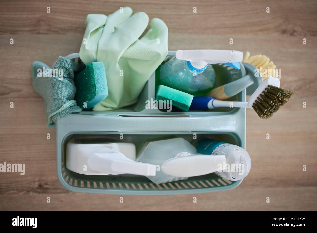 Vista dall'alto di prodotti per la pulizia, prodotti e cesto sul tavolo nel salotto di casa per l'igiene. Pulizia primaverile, attrezzatura sanitaria o di pulizia, attrezzi o. Foto Stock