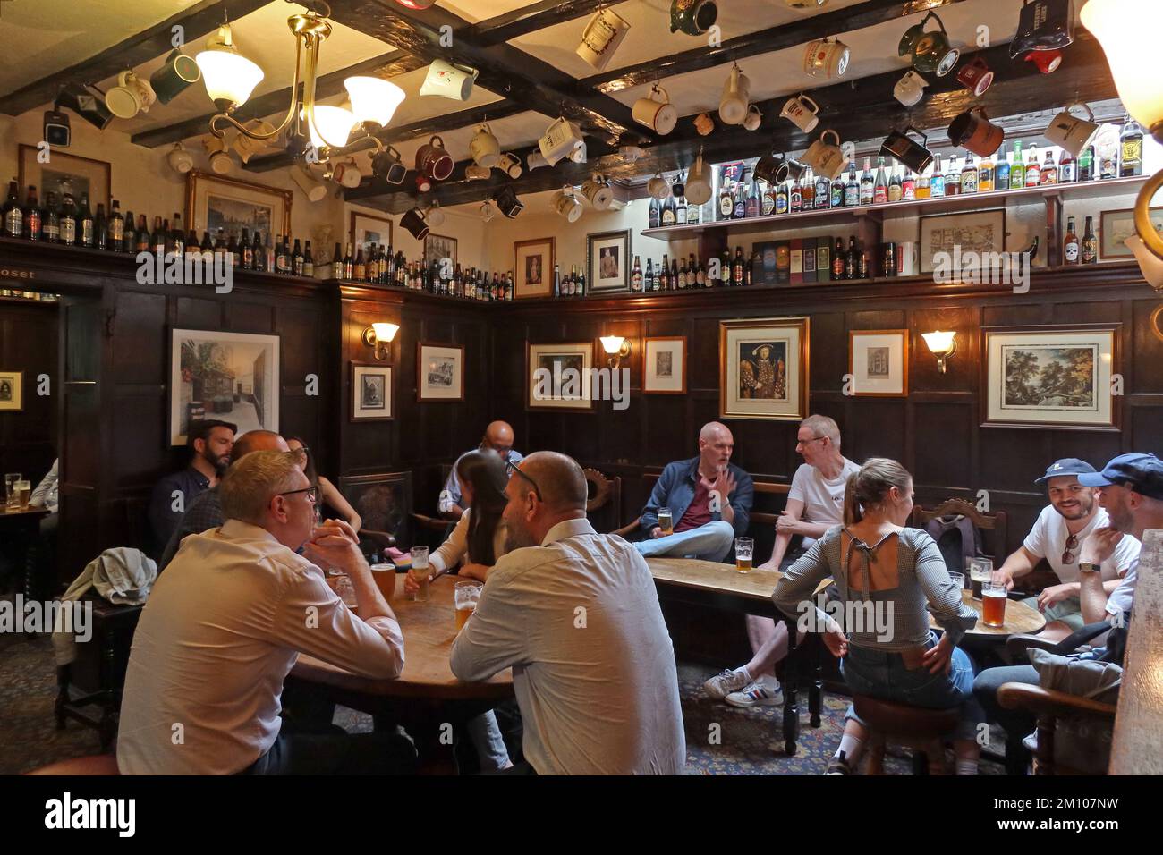 All'interno del pub Ye Olde Mitre, fondato nel 1546, 1 Ely CT, Ely Pl, Hatton Garden, Londra, Inghilterra, Regno Unito, EC1N 6SJ Foto Stock