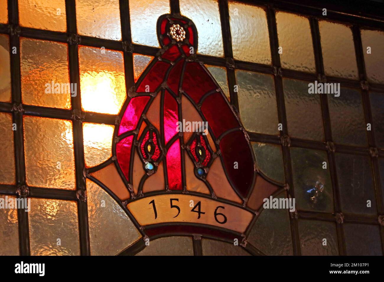 YE Olde Mitre pub, fondata 1546 Stained Glass, 1 Ely CT, Ely Pl, Hatton Garden, Londra, INGHILTERRA, REGNO UNITO, EC1N 6SJ Foto Stock