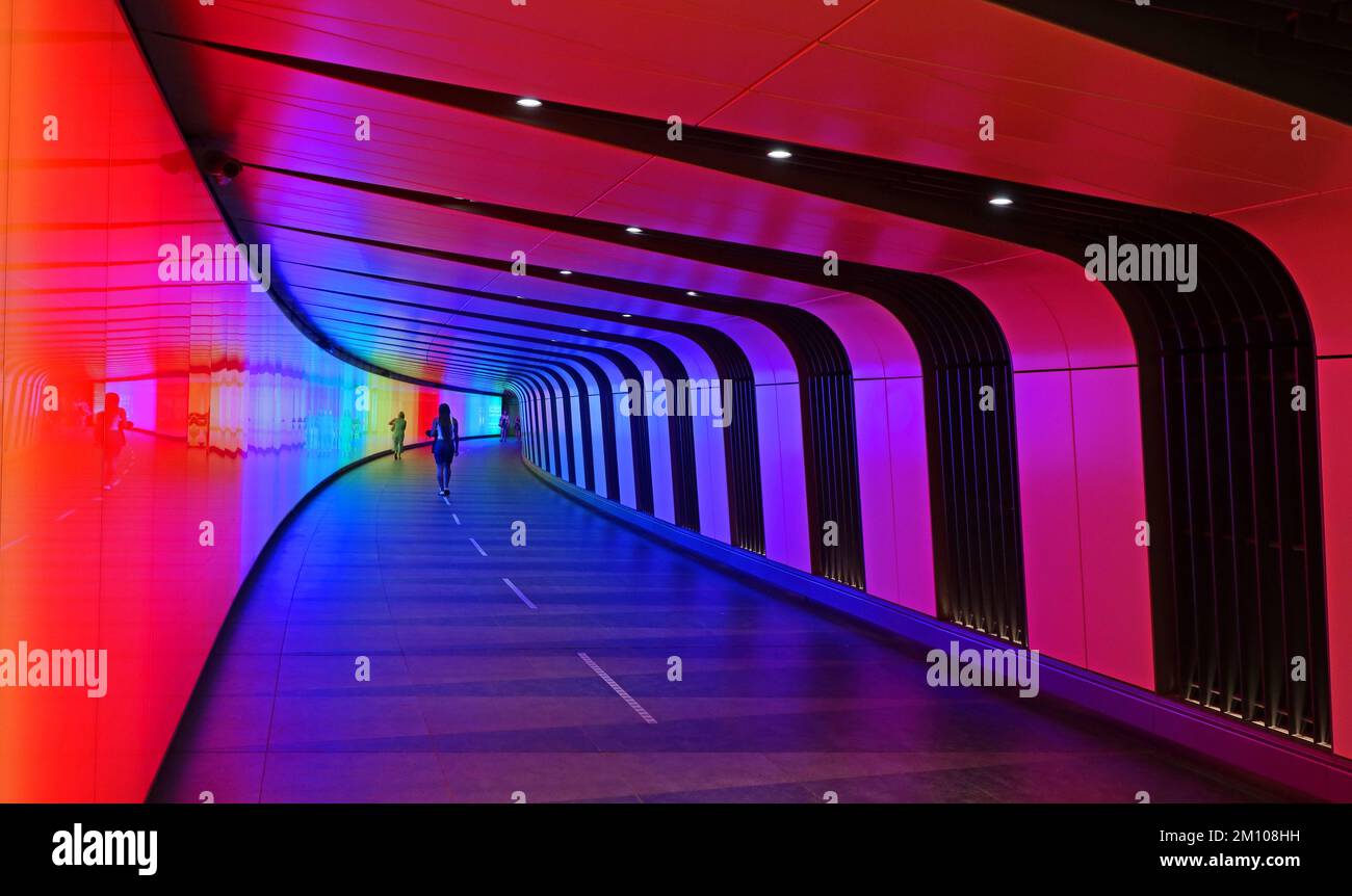 Entrata della stazione metropolitana di LU a Kings Cross, da Coal Drop Yards con illuminazione arcobaleno, KingsX, Camden, Londra, Inghilterra, REGNO UNITO, N1C 4DQ Foto Stock