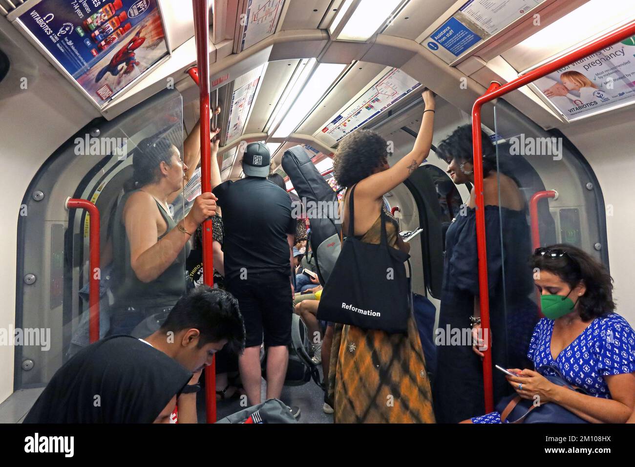 Linea centrale trafficata metropolitana treno del centro di Londra, con passeggeri, Inghilterra, Regno Unito Foto Stock