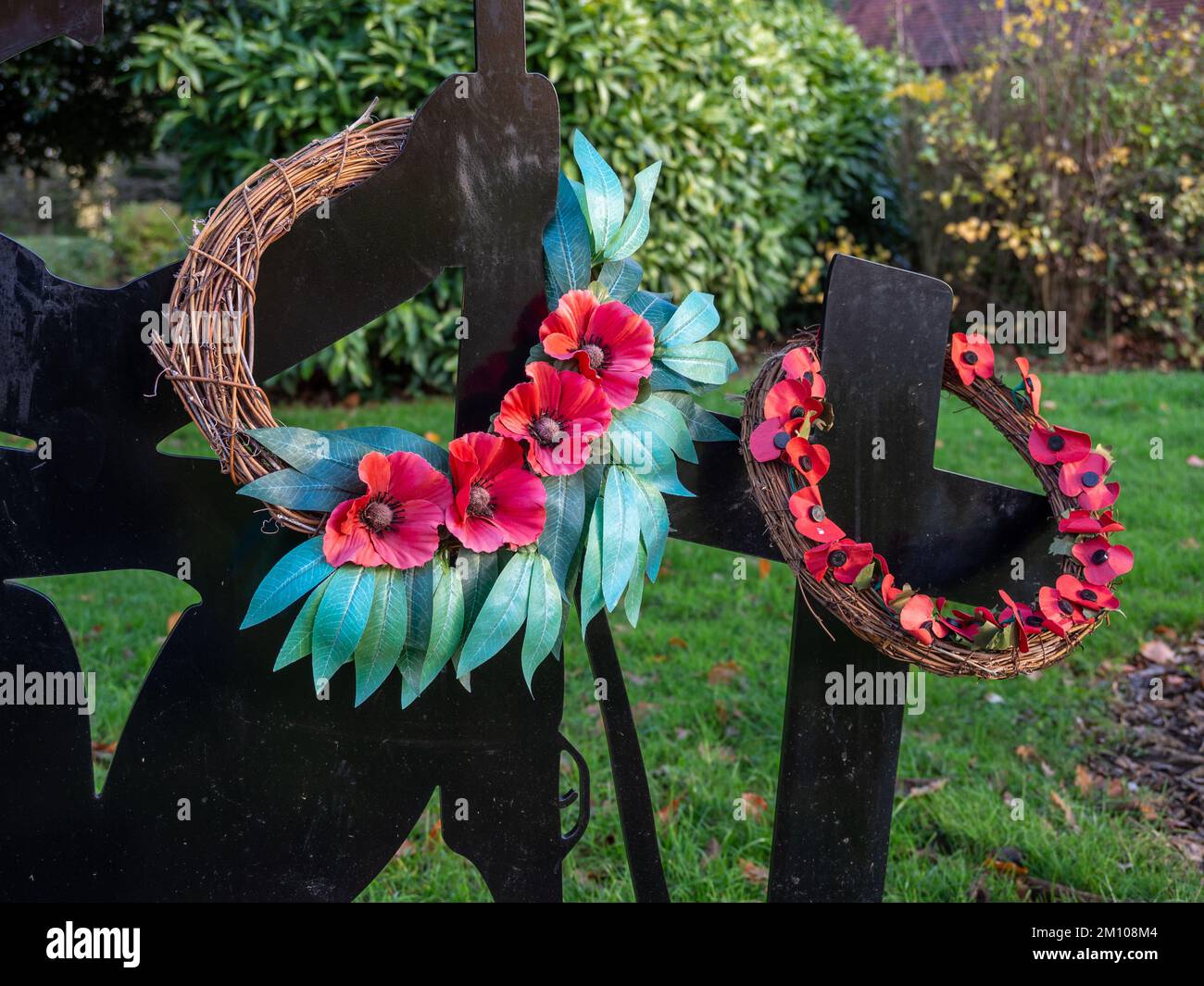 WW1 silhouette soldato con corone a croce e papavero, Abington Park, Northampton, Regno Unito Foto Stock