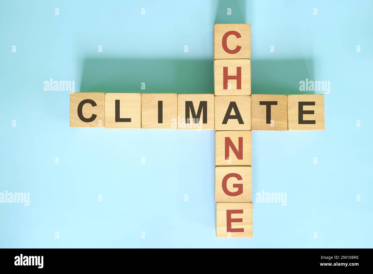 Concetto di soluzione per il cambiamento climatico. Blocchi di legno crossword puzzle piatto lay. Foto Stock