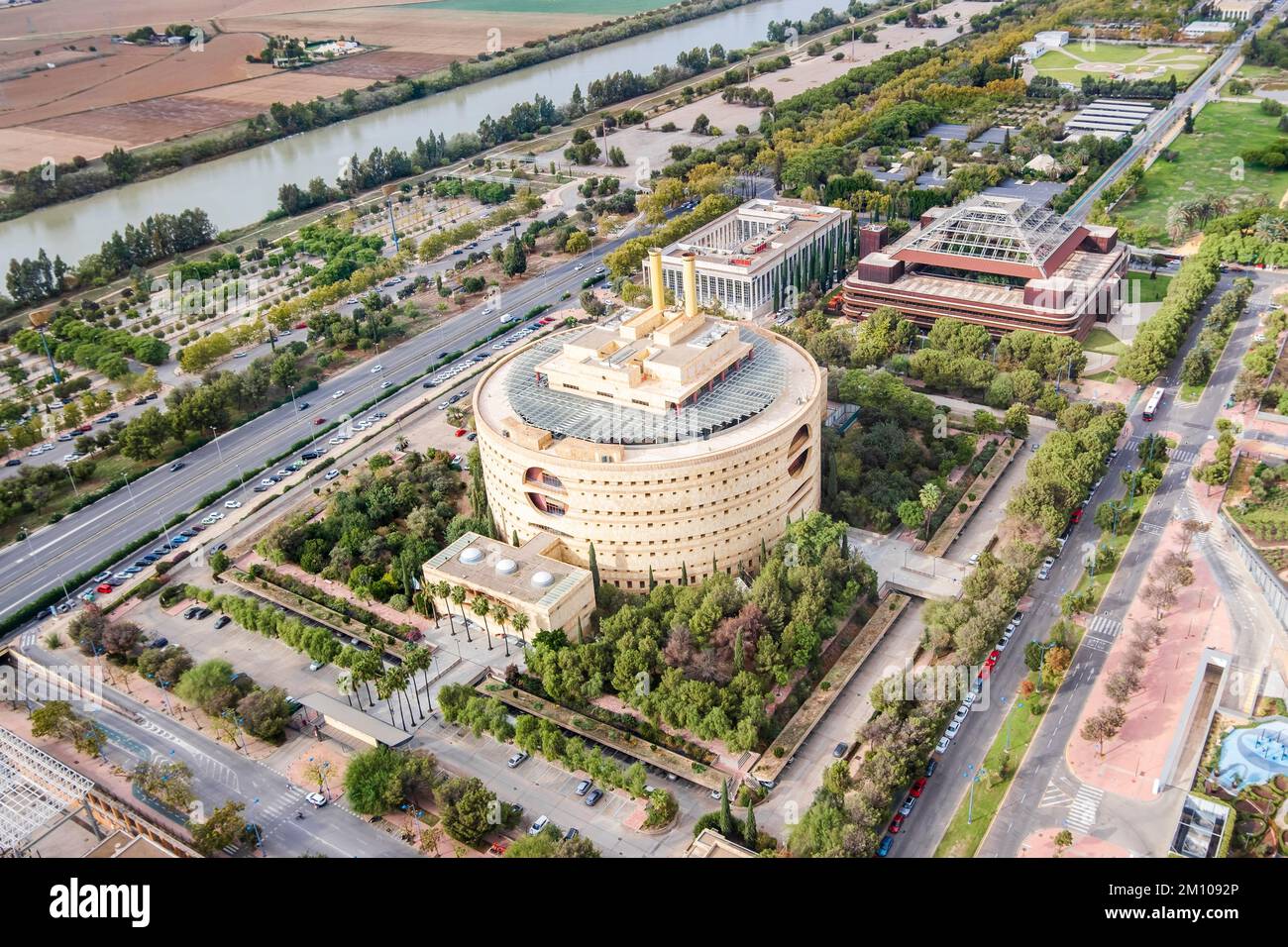 Veduta aerea dell'edificio del governo andaluso conosciuto come Torre Triana, Siviglia, Spagna Foto Stock