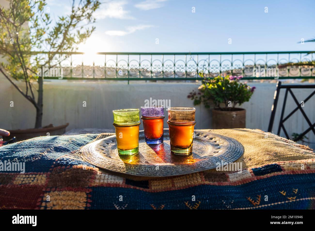 Delizioso tè alla menta tradizionale servito sul tetto nel centro storico chiamato medina a Fez, Marocco, Nord Africa Foto Stock