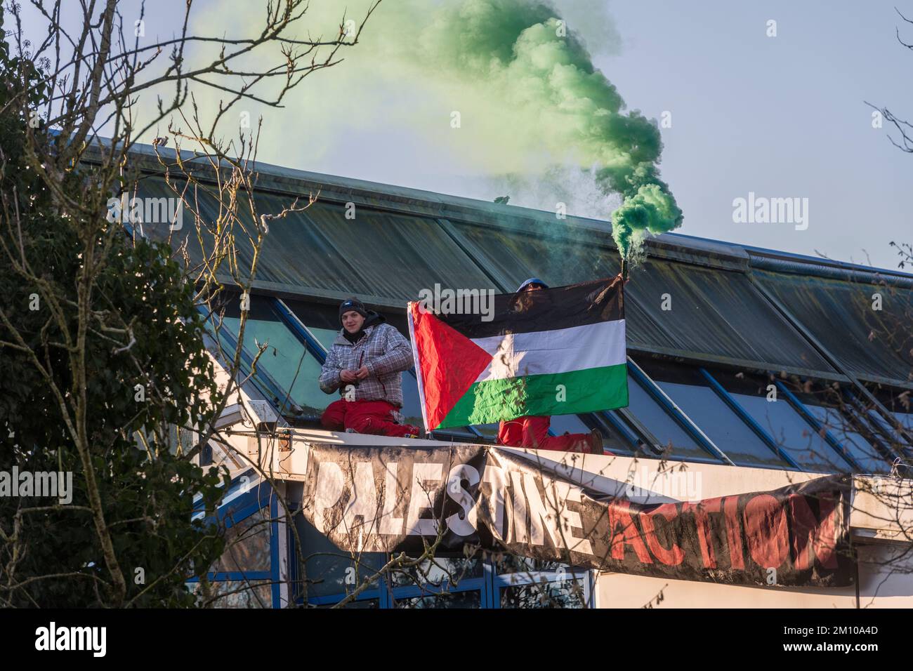 Presteigne, Powys, Galles, Regno Unito - venerdì 9/12/22 - gli attivisti del gruppo Palestine Action occupano e danneggiano una fabbrica appartenente alla Teledyne Labtech Ltd di proprietà americana nella piccola città di confine gallese di Presteigne. Si ritiene che Teledyne Labtech produca missili elettronici e componenti di sorveglianza per le forze armate israeliane (IDF). AGGIORNAMENTO - a partire dal 5 luglio 2025, l'azione palestinese è stata vietata dal governo britannico come organizzazione terroristica ed è diventato un reato ai sensi delle leggi antiterrorismo sostenere il gruppo in qualsiasi modo Foto Stock