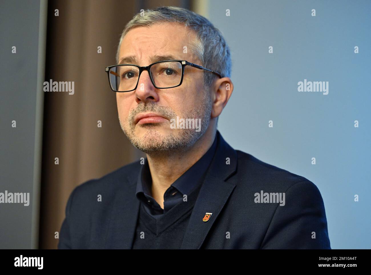 Erfurt, Germania. 09th Dec, 2022. André Knapp (CDU), sindaco di Suhl, durante una conferenza stampa. Quattro sindaci e una maoressa parlano ai giornalisti della situazione dei rifugiati nelle principali città della Turingia. Credit: Martin Schutt/dpa/Alamy Live News Foto Stock