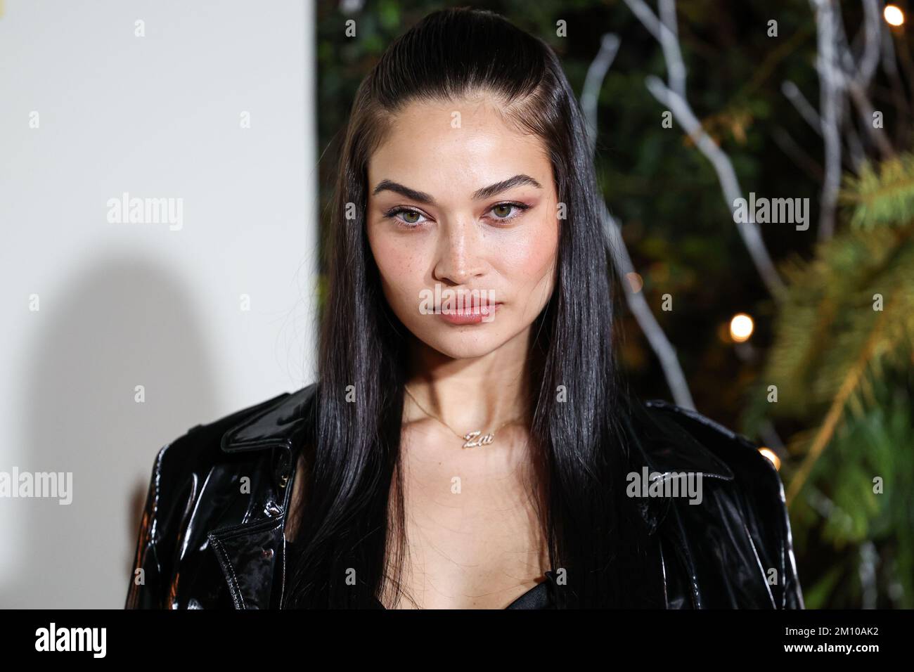 BEVERLY HILLS, LOS ANGELES, CALIFORNIA, USA - DICEMBRE 08: La modella australiana Shanina Shaik arriva a REVOLVE x AT&T presente REVOLVE Winterland tenutasi al 55 N la Cienega Boulevard il 8 Dicembre 2022 a Beverly Hills, Los Angeles, California, Stati Uniti. (Foto di Xavier Collin/Image Press Agency) Foto Stock