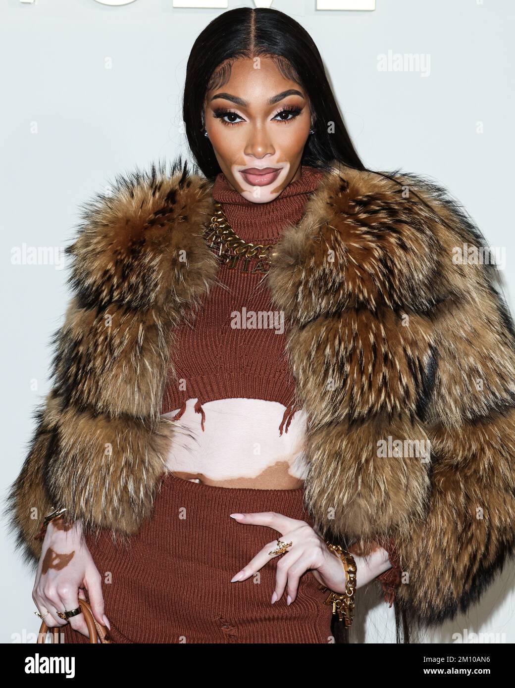 BEVERLY HILLS, LOS ANGELES, CALIFORNIA, USA - DICEMBRE 08: Modello di moda canadese e portavoce pubblico sulla condizione della pelle vitiligo Winnie Harlow arriva a REVOLVE x AT&T presente REVOLVE Winterland tenuto a 55 N la Cienega Boulevard il 8 Dicembre 2022 a Beverly Hills, Los Angeles, California, Stati Uniti. (Foto di Xavier Collin/Image Press Agency) Foto Stock