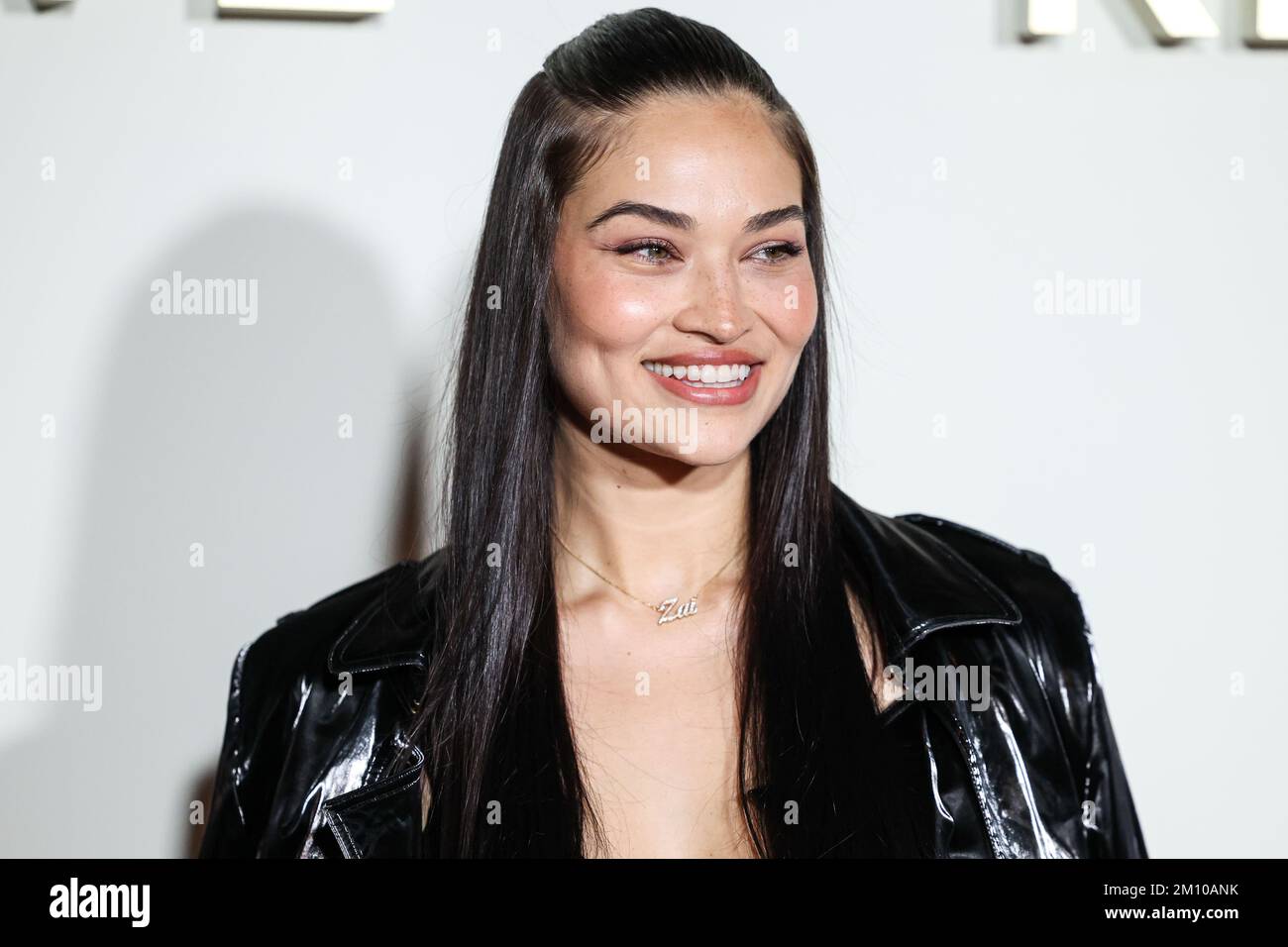 BEVERLY HILLS, LOS ANGELES, CALIFORNIA, USA - DICEMBRE 08: La modella australiana Shanina Shaik arriva a REVOLVE x AT&T presente REVOLVE Winterland tenutasi al 55 N la Cienega Boulevard il 8 Dicembre 2022 a Beverly Hills, Los Angeles, California, Stati Uniti. (Foto di Xavier Collin/Image Press Agency) Foto Stock