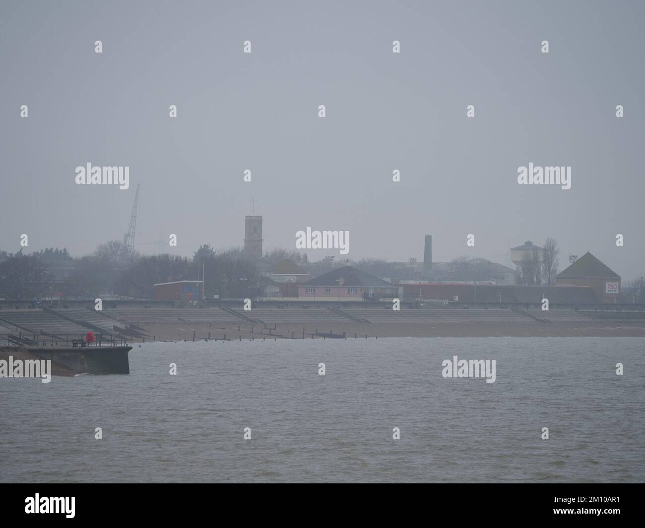 Sheerness, Kent, Regno Unito. 9th Dec, 2022. UK Weather: Grigio, freddo e nebbiosa in Sheerness, Kent. Credit: James Bell/Alamy Live News Foto Stock