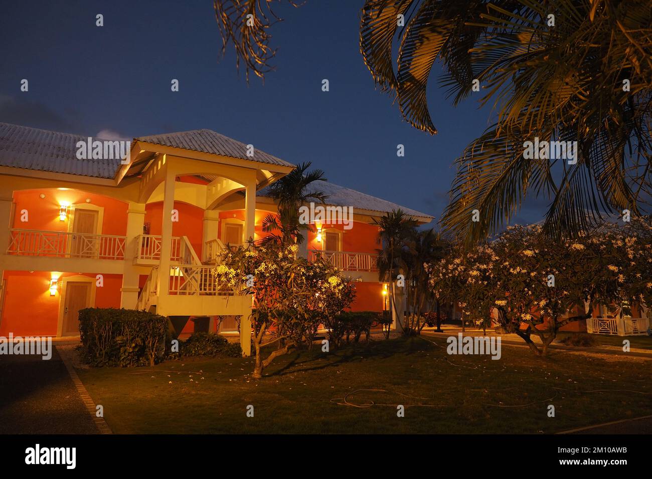 Palme e case coloniali a Punta Cana, Repubblica Dominicana, Caraibi al tramonto Foto Stock