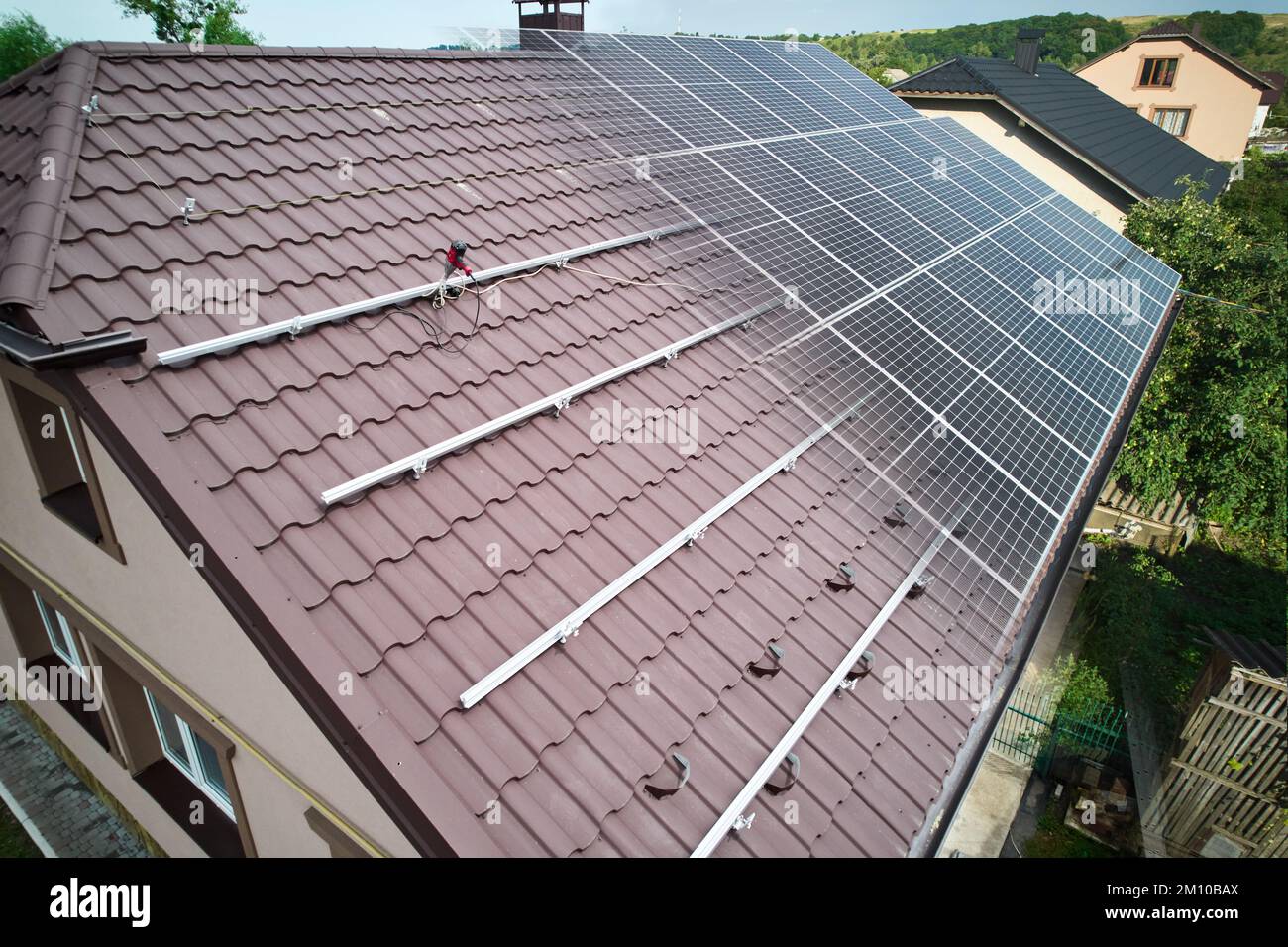 Il pannello solare fotovoltaico svanisce e si trasforma in una struttura metallica di supporto. Transizione tra guide metalliche e moduli solari sul tetto della casa. Concetto di fonti di energia alternative. Vista aerea Foto Stock