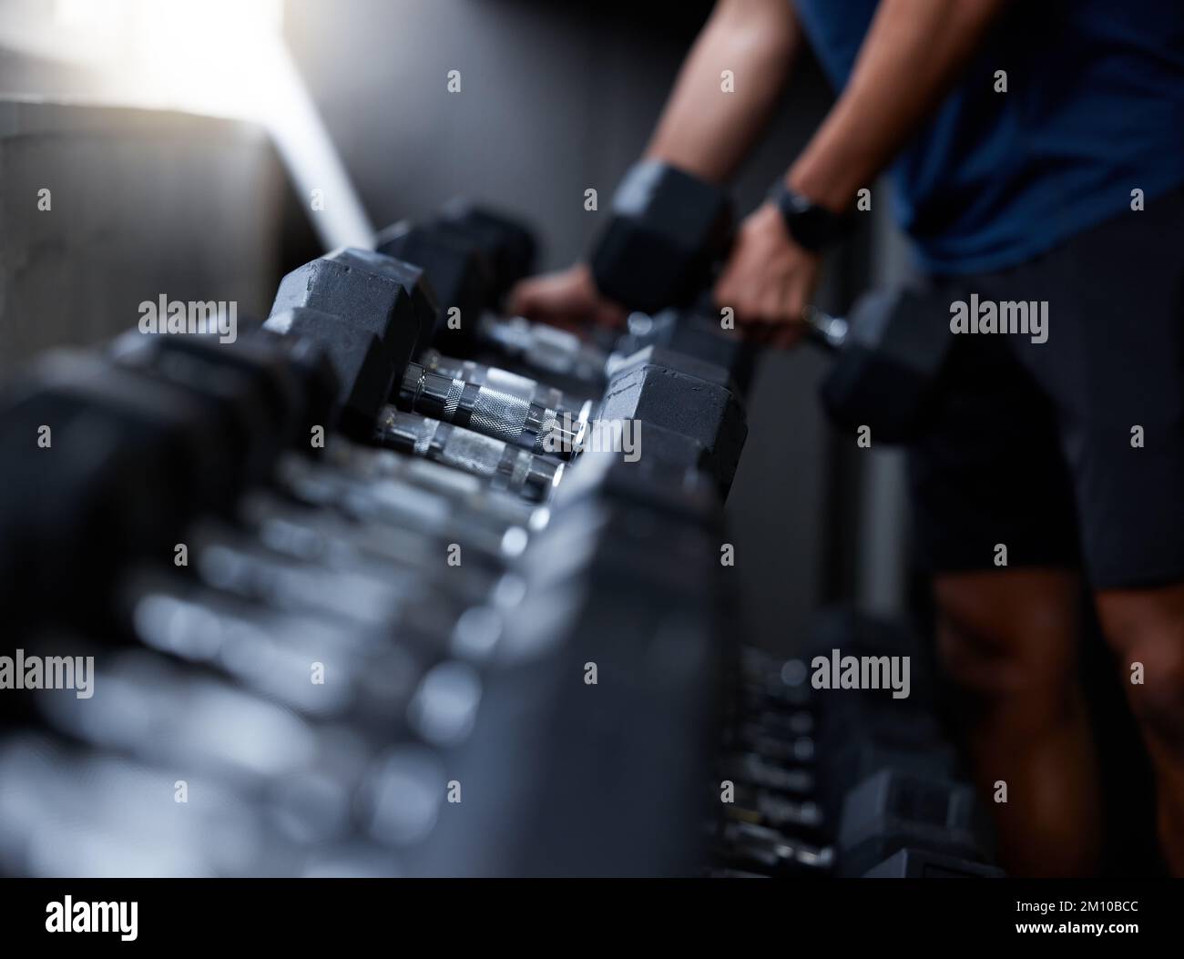 Uomo, mani o manubri in palestra, allenamento o esercizio fisico per una forte crescita muscolare, benessere sanitario o bodybuilding. Zoom, texture o heavy Foto Stock