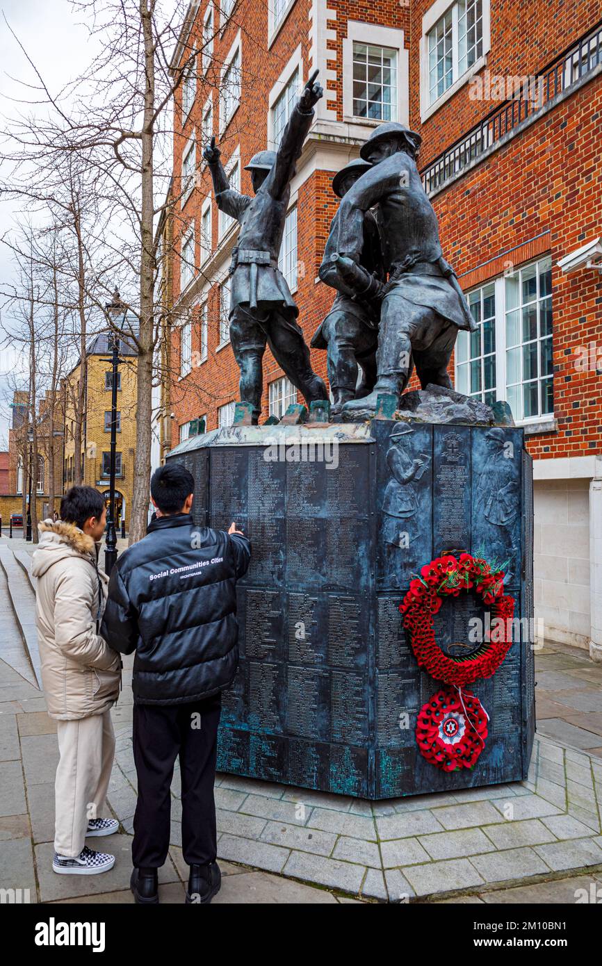 Vigili del fuoco Memorial St Pauls Londra. Il National Firefighters Memorial (1991) rappresenta ora tutti i vigili del fuoco del Regno Unito uccisi in linea di condotta. Foto Stock
