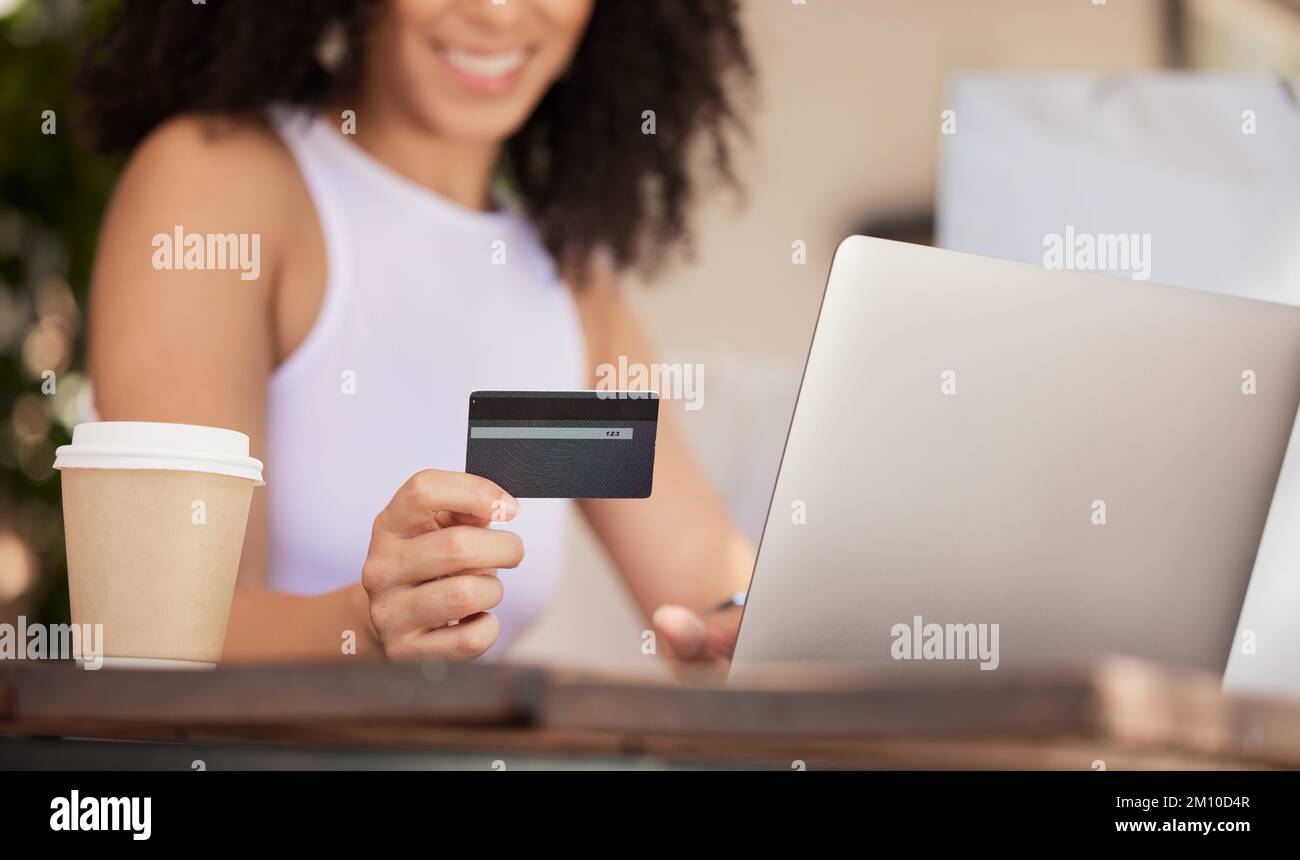 Shopping online, sorriso e donna con computer portatile e carta di credito navigare su internet per il regalo di Natale in caffetteria. E-commerce, shopping e donna nera dentro Foto Stock