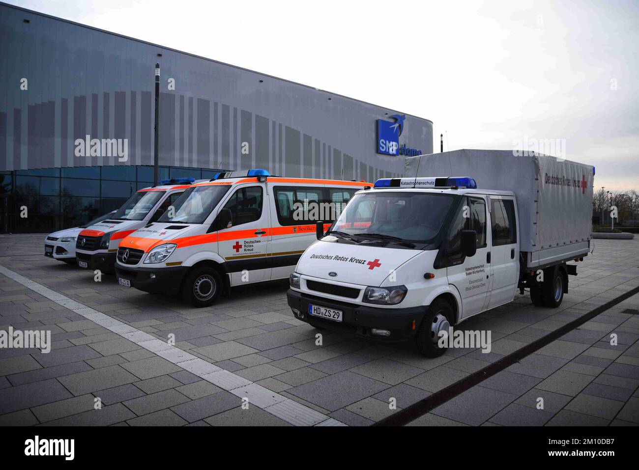 Heidelberg, Germania. 09th Dec, 2022. Prima del previsto disarmo di una bomba della seconda guerra mondiale a Heidelberg, l'evacuazione di un'area più ampia intorno alla stazione ferroviaria principale iniziò venerdì. Intorno alle 7:00, è iniziata l'evacuazione di diverse migliaia di persone, tra cui 4000 residenti. Questo è stato annunciato dalla città in mattinata. Scuole, college, asili e aziende rimarranno chiuse nella zona il venerdì. Si dovrebbe evitare il più a lungo possibile la completa chiusura della stazione centrale e del traffico ferroviario. Migliore qualità possibile. Credit: Rene Priebe/PR-Video/dpa/Alamy Live News Foto Stock