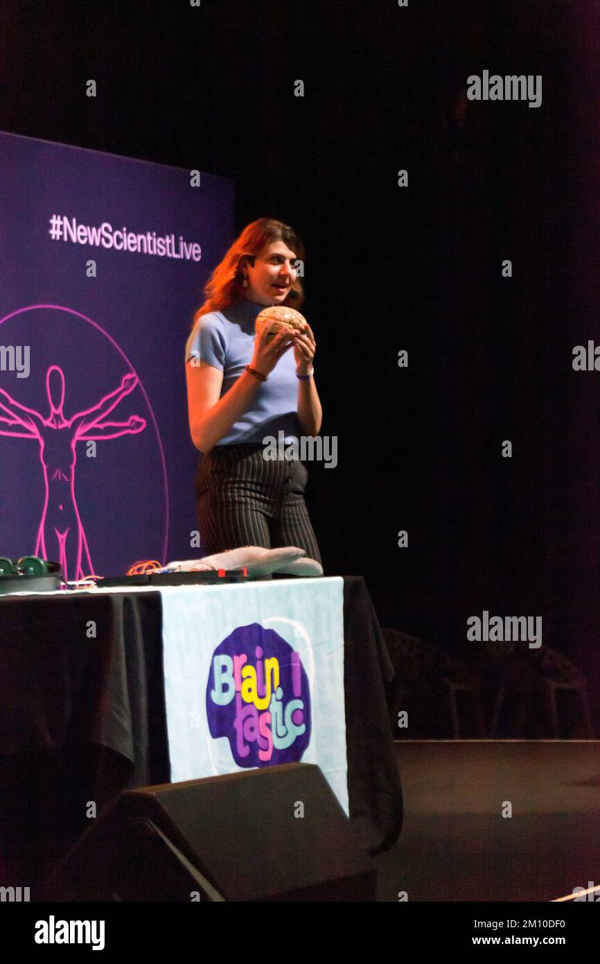 Alina Ivan dare un discorso intitolato, 'Hack Your Brain', sulla mente e il corpo fase, a New Scientist Live 2022 Foto Stock