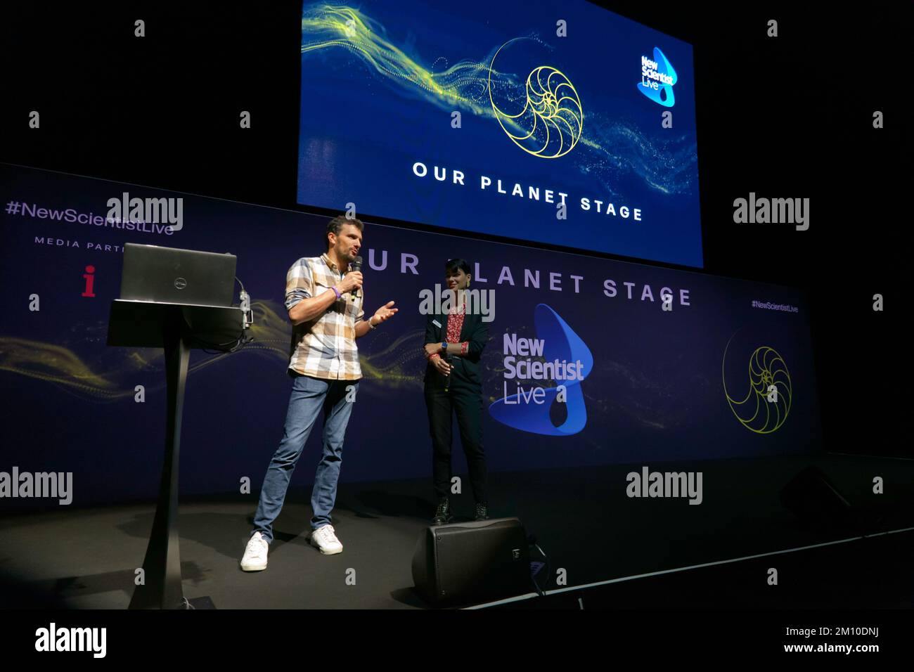 Ghislain Bardout presenta 'Perpetual Planet: Heroes of the Oceans Film Screening, on the, Our Planet Stage, durante il Schools Day Program, al New Scientist Live 2022 Foto Stock