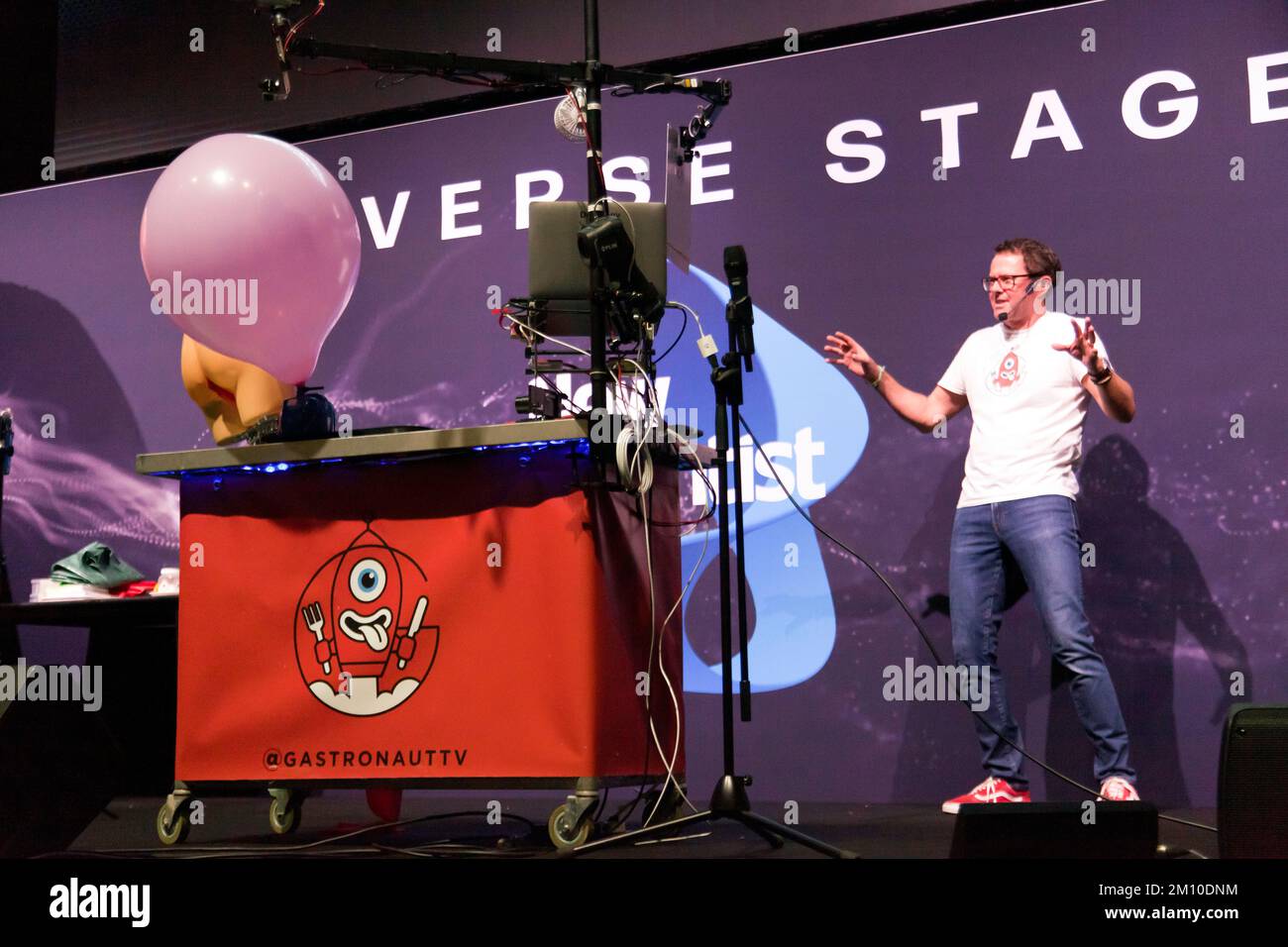 Stefan Gates presenta 'Bang! The Science of Explosions', in fase Universe, durante il programma Schools Day, al New Scientist Live 2022 Foto Stock